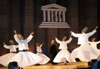 De réputation mondiale, l'ensemble des Derviches Tourneurs de Konya vit et travaille dans la ville où est apparu ce rituel soufi au 13ème siècle